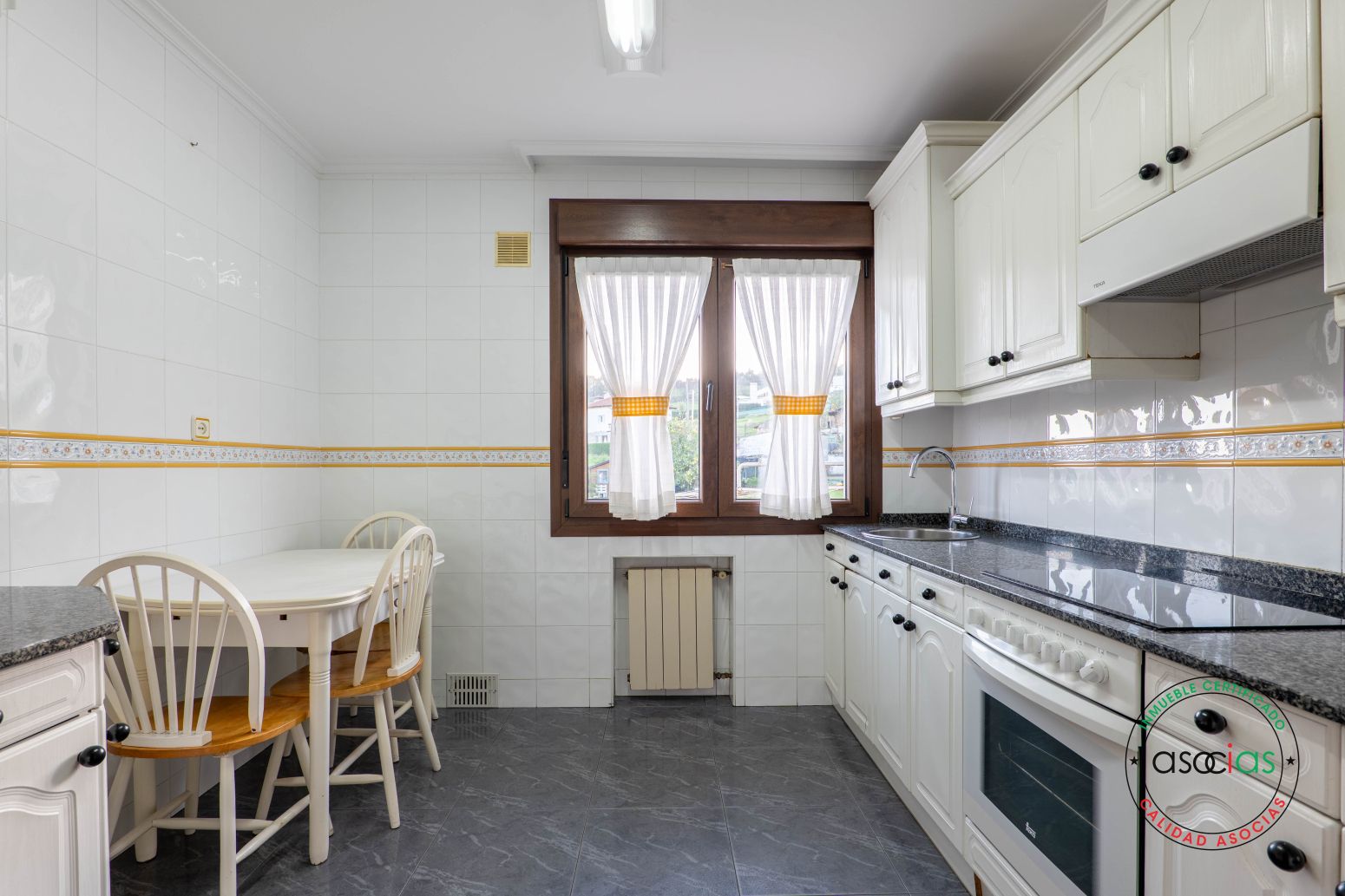 Cocina de Piso en venta en Gijón  con Calefacción y Jardín privado