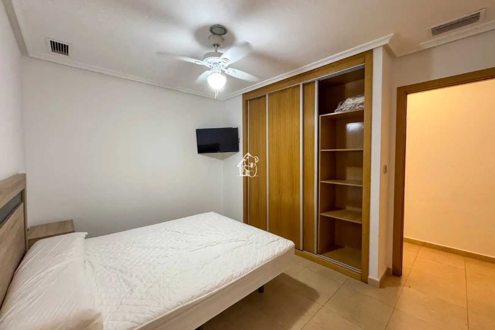 Dormitori de Apartament de lloguer en Torrevieja amb Aire condicionat, Terrassa i Moblat