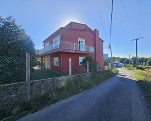 Vista exterior de Casa o xalet en venda en Boiro amb Calefacció, Jardí privat i Parquet