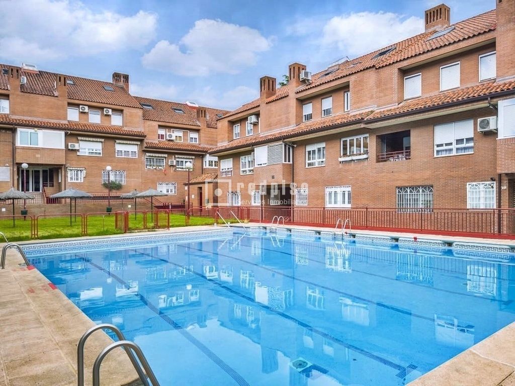 Exterior view of Duplex for sale in Alcorcón  with Heating, Parquet flooring and Swimming Pool