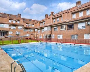Exterior view of Duplex for sale in Alcorcón  with Heating, Parquet flooring and Swimming Pool