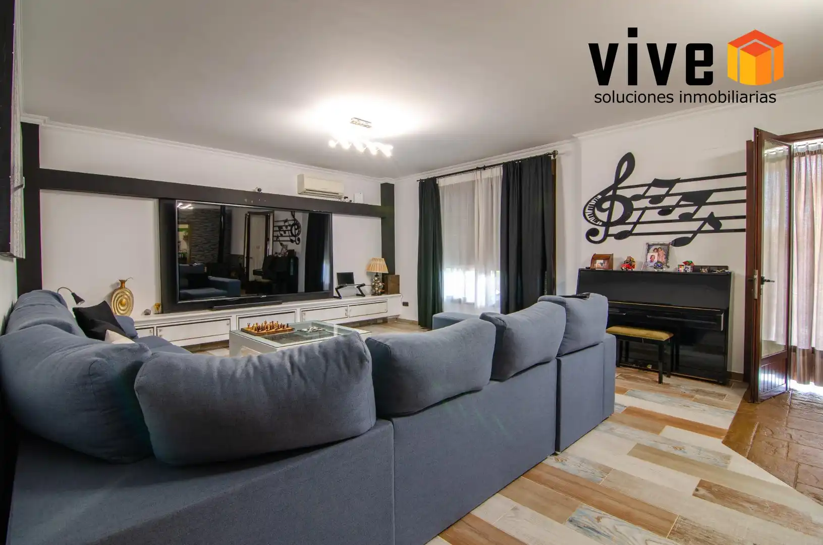 Sala d'estar de Casa o xalet en venda en La Rinconada amb Aire condicionat, Calefacció i Jardí privat