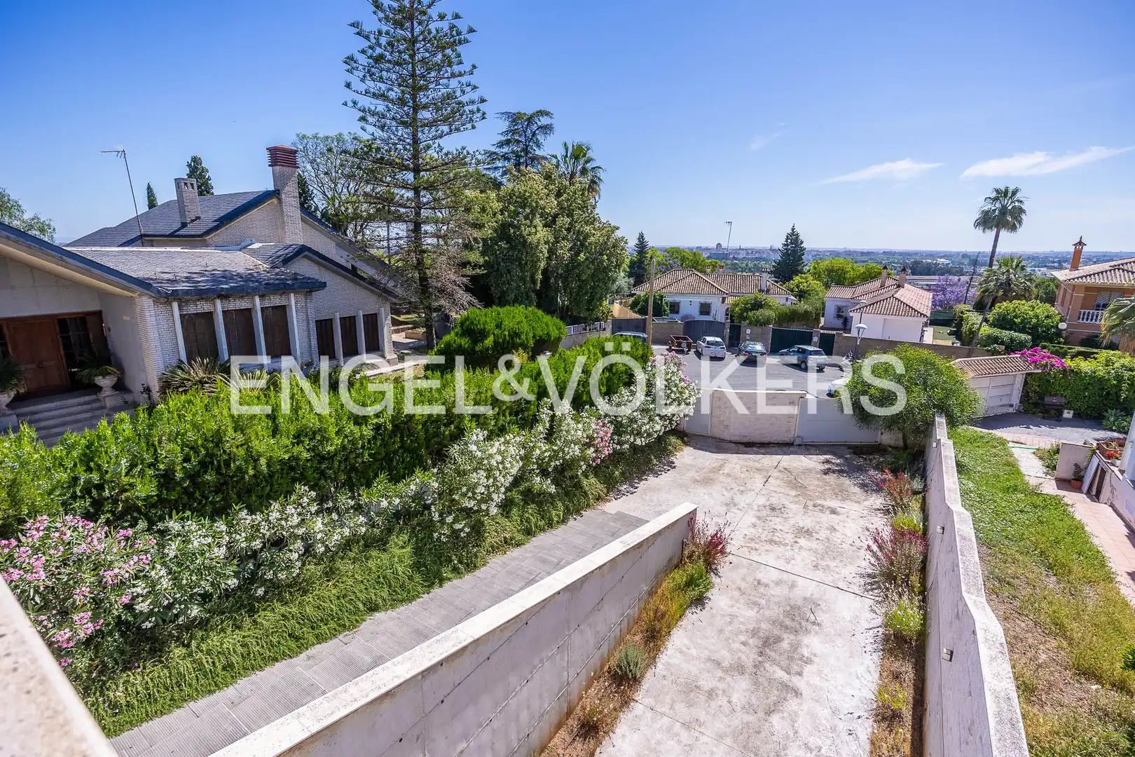 Vista exterior de Casa o xalet en venda en Tomares amb Aire condicionat, Calefacció i Jardí privat