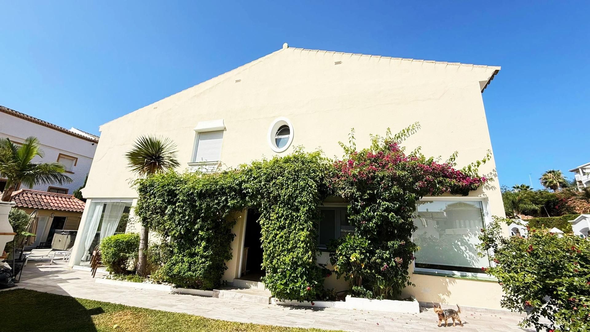 Vista exterior de Casa adosada en venda en Benalmádena amb Aire condicionat, Calefacció i Jardí privat