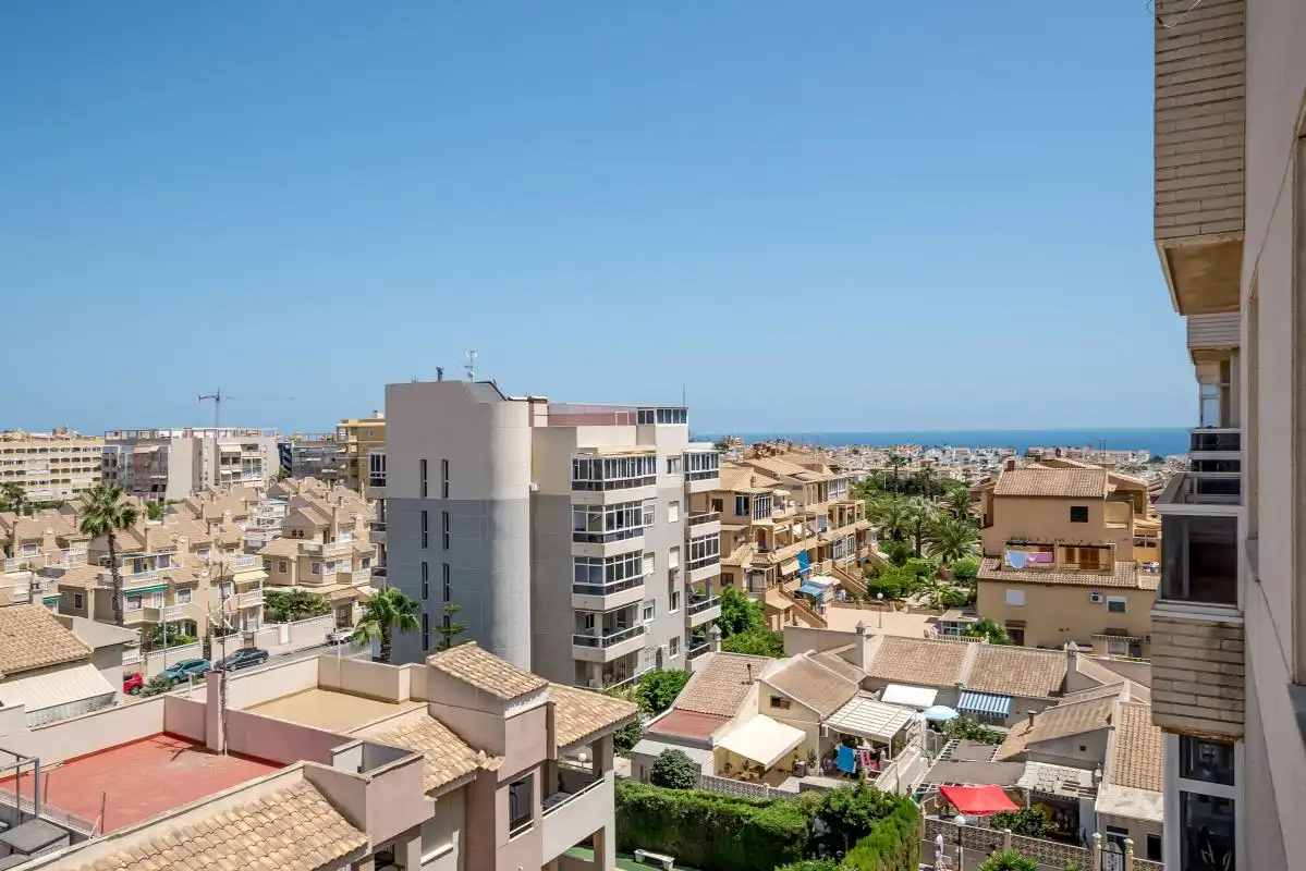 Vista exterior de Ático en venta en Torrevieja con Calefacción y Piscina