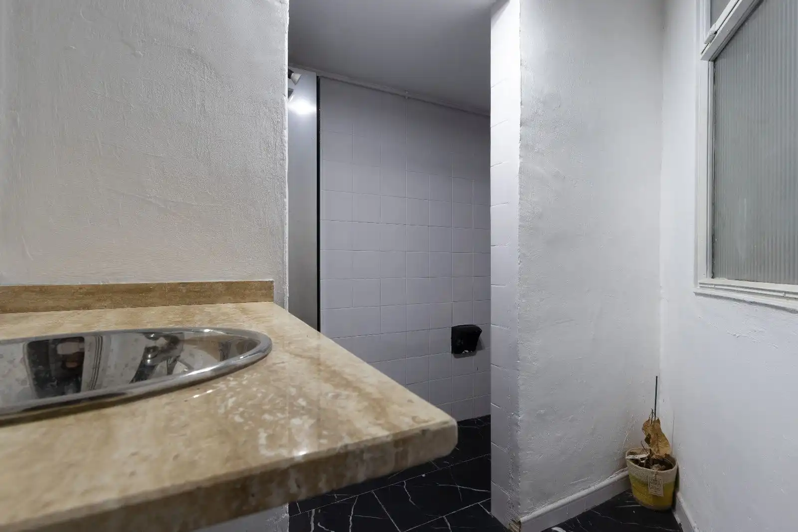 Bany de Local de lloguer en Nou Eixample Nord