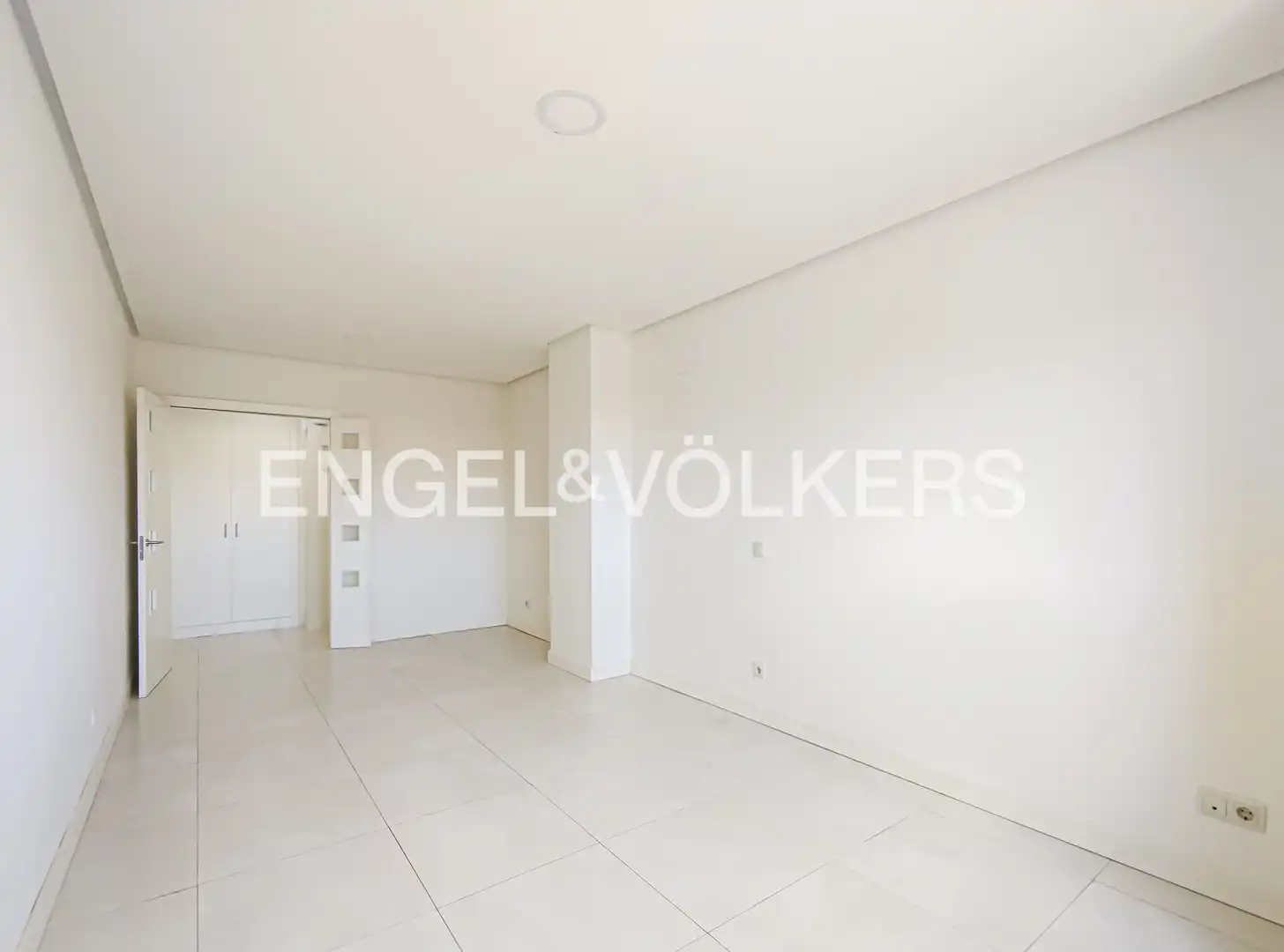 Flat for sale in Madrid  with Air Conditioner, Heating and Storage room