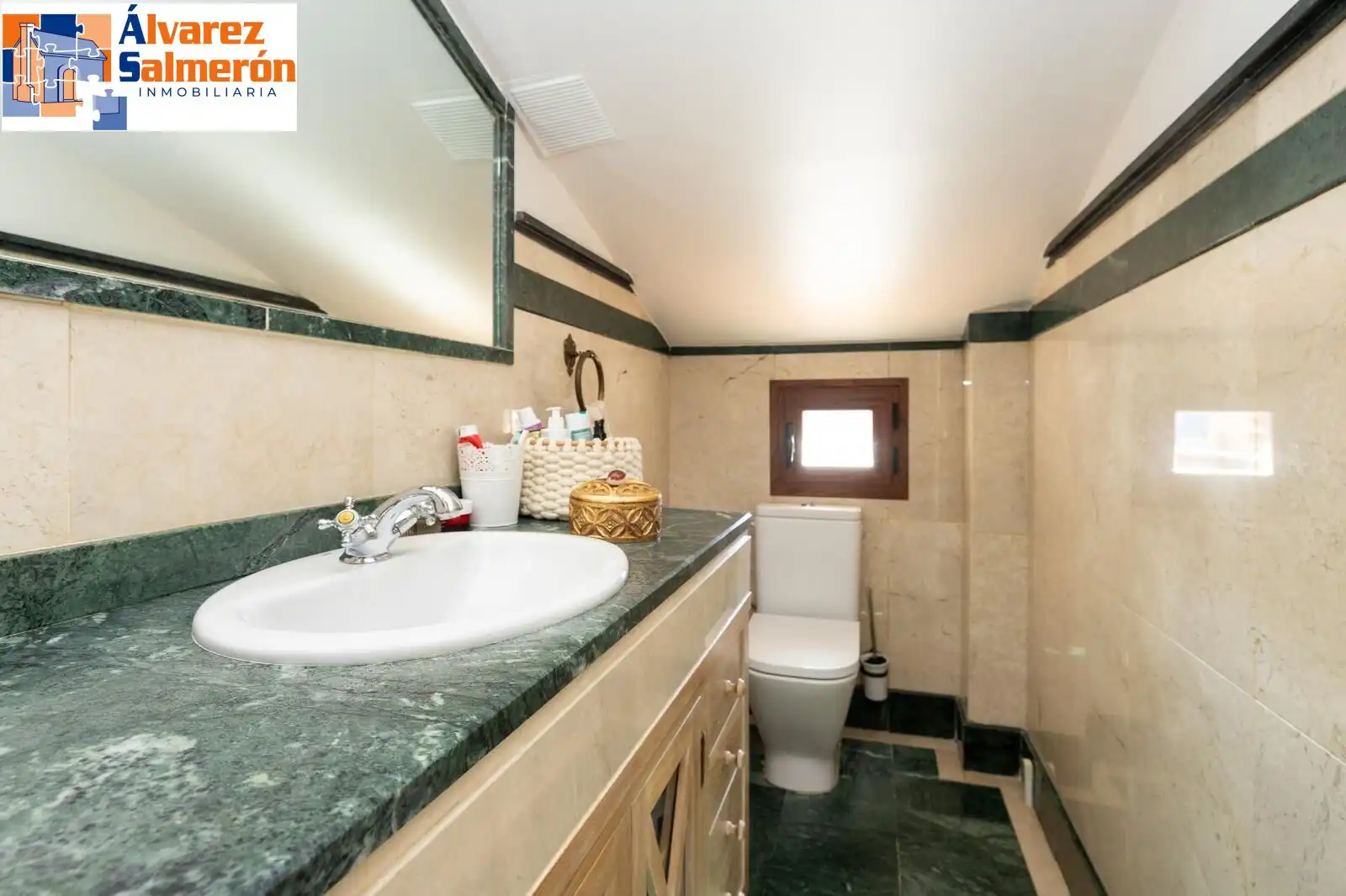 Baño de Casa adosada en venta en Granada con Aire acondicionado, Calefacción y Terraza