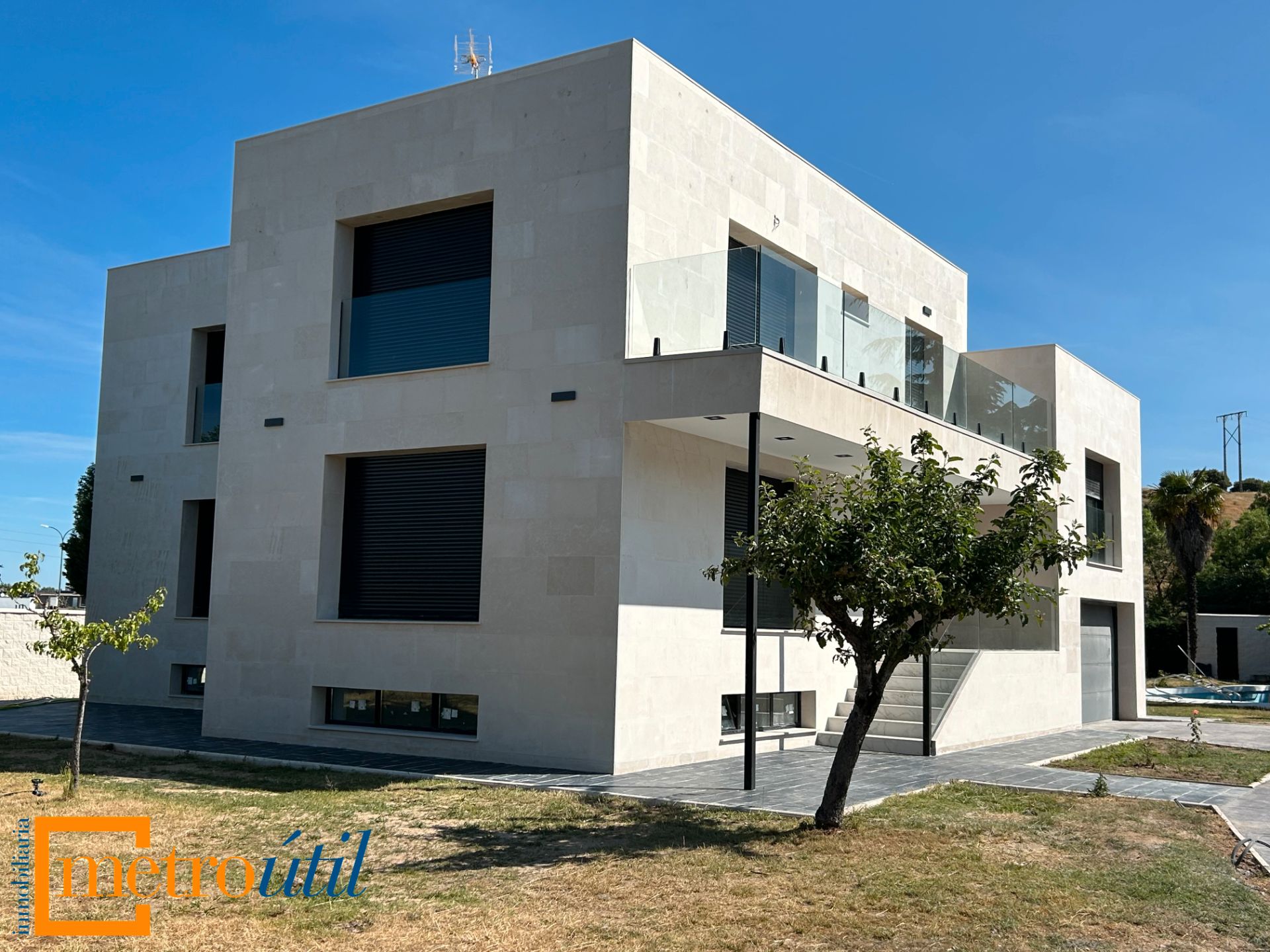 Vista exterior de Casa o xalet en venda en Villamayor amb Aire condicionat, Calefacció i Jardí privat