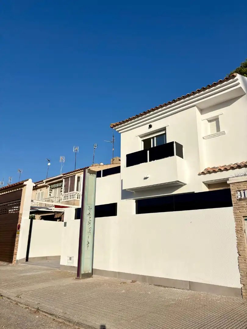 Vista exterior de Casa adosada en venda en San Javier amb Aire condicionat, Calefacció i Jardí privat