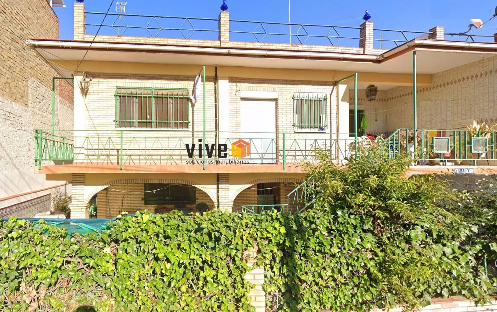 Exterior view of Single-family semi-detached for sale in San Juan de Aznalfarache  with Terrace, Storage room and Swimming Pool