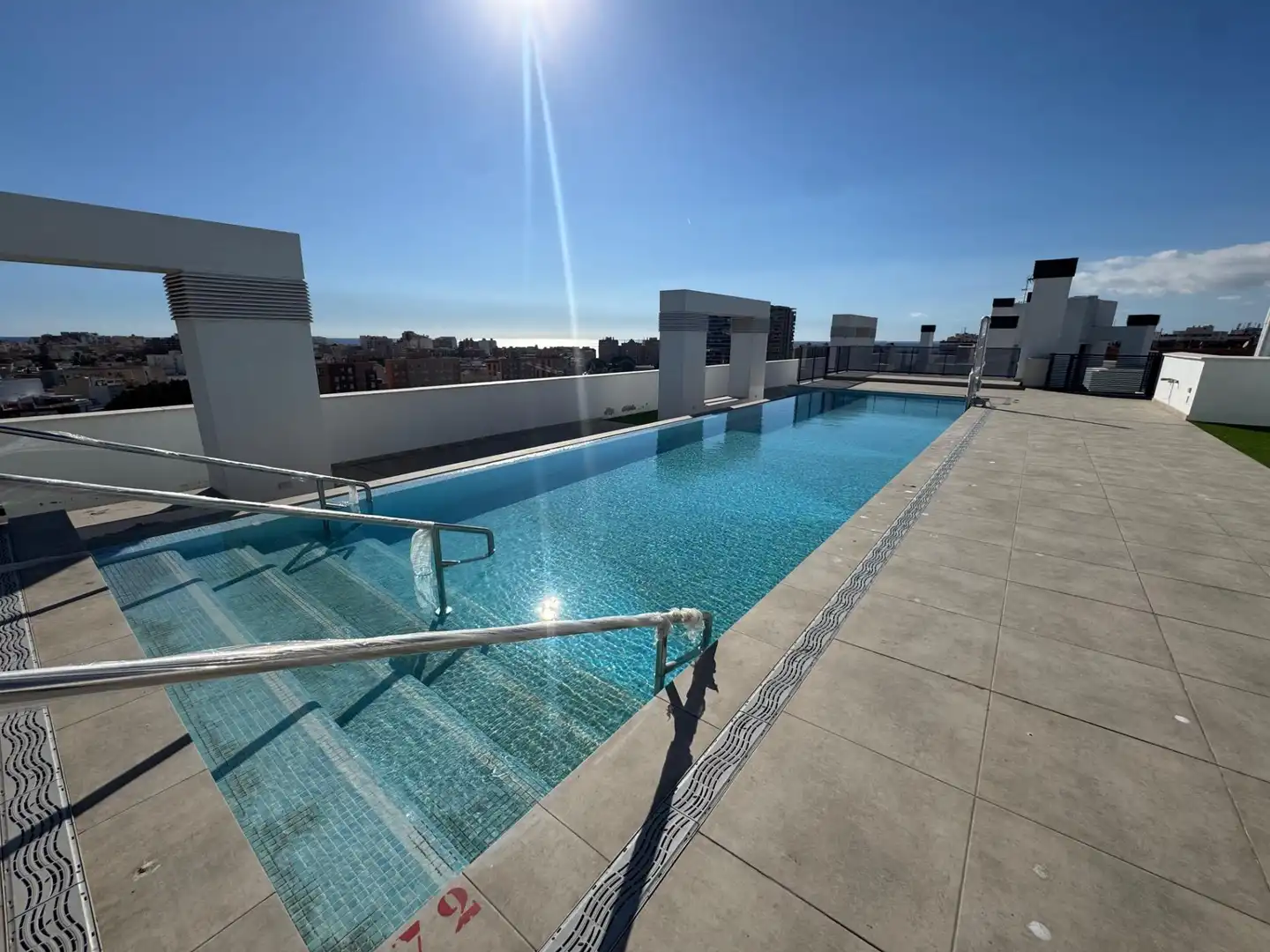 Piscina de Pis de lloguer en Almería amb Aire condicionat, Calefacció i Traster