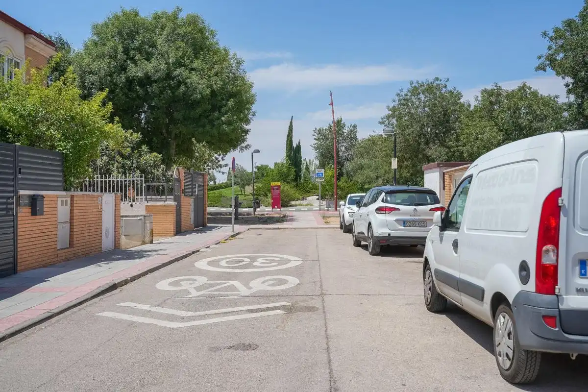 Aparcament de Casa adosada en venda en Azuqueca de Henares amb Aire condicionat, Calefacció i Jardí privat