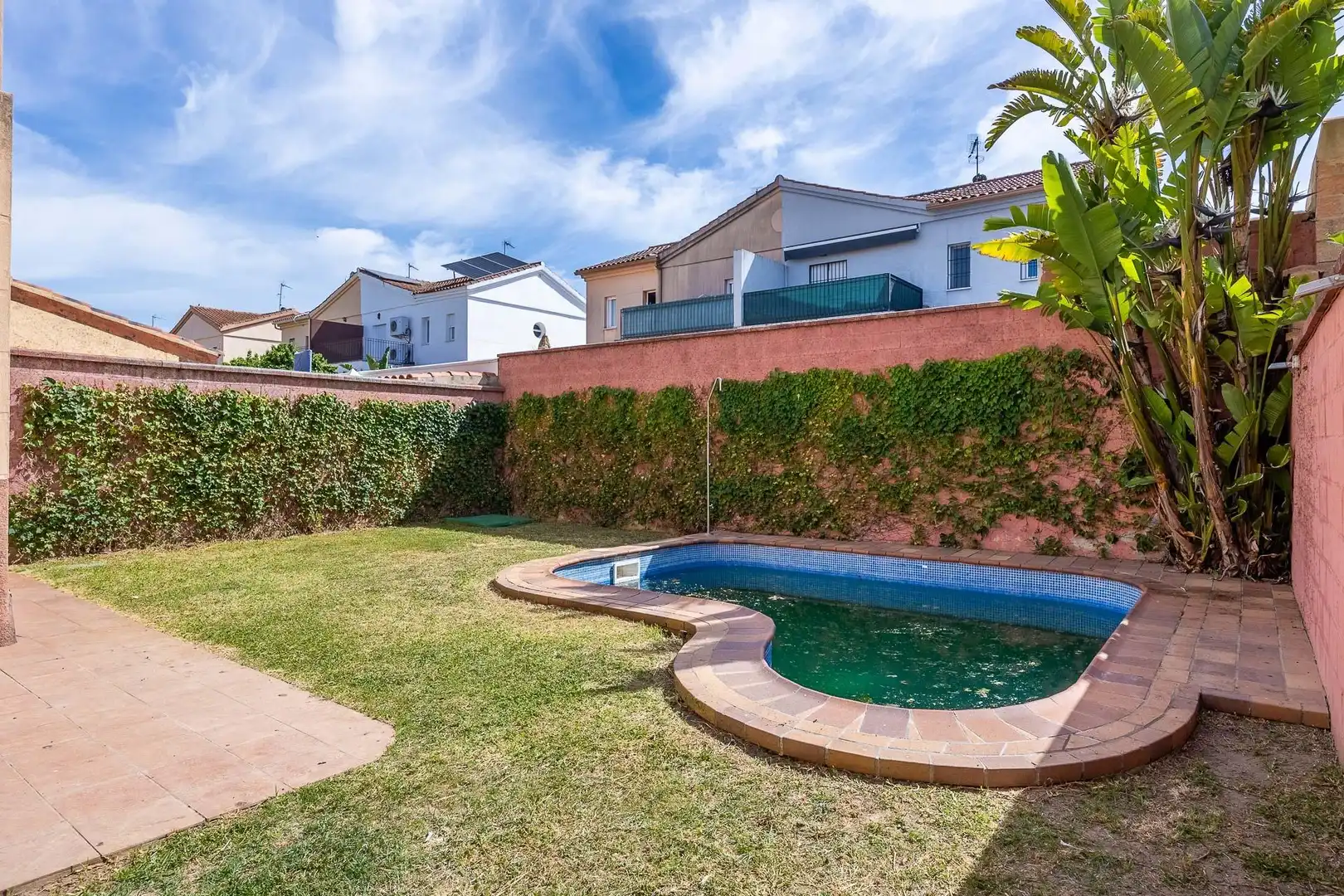 Piscina de Casa adosada de alquiler en Espartinas con Aire acondicionado, Calefacción y Jardín privado