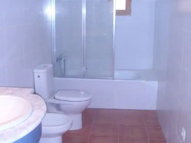 Badezimmer von Erdgeschoss zur Miete in Montuïri mit Klimaanlage