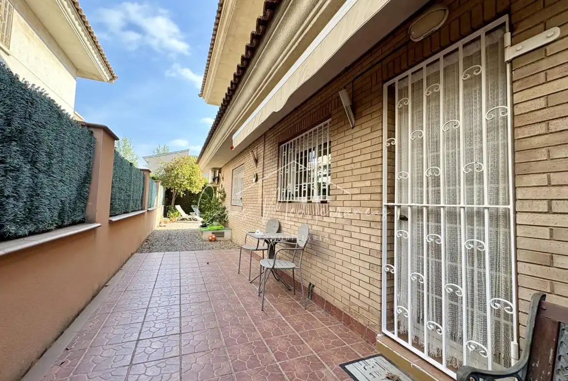 Casa aparellada amb terrassa en venda a Carrer Artur Martorell, imagen 4