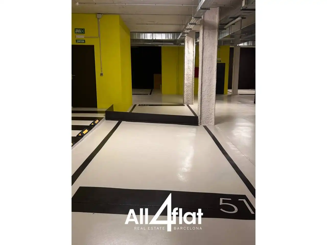 Parking of Flat for rent in Barcelona  with Air Conditioner, Heating and Furnished