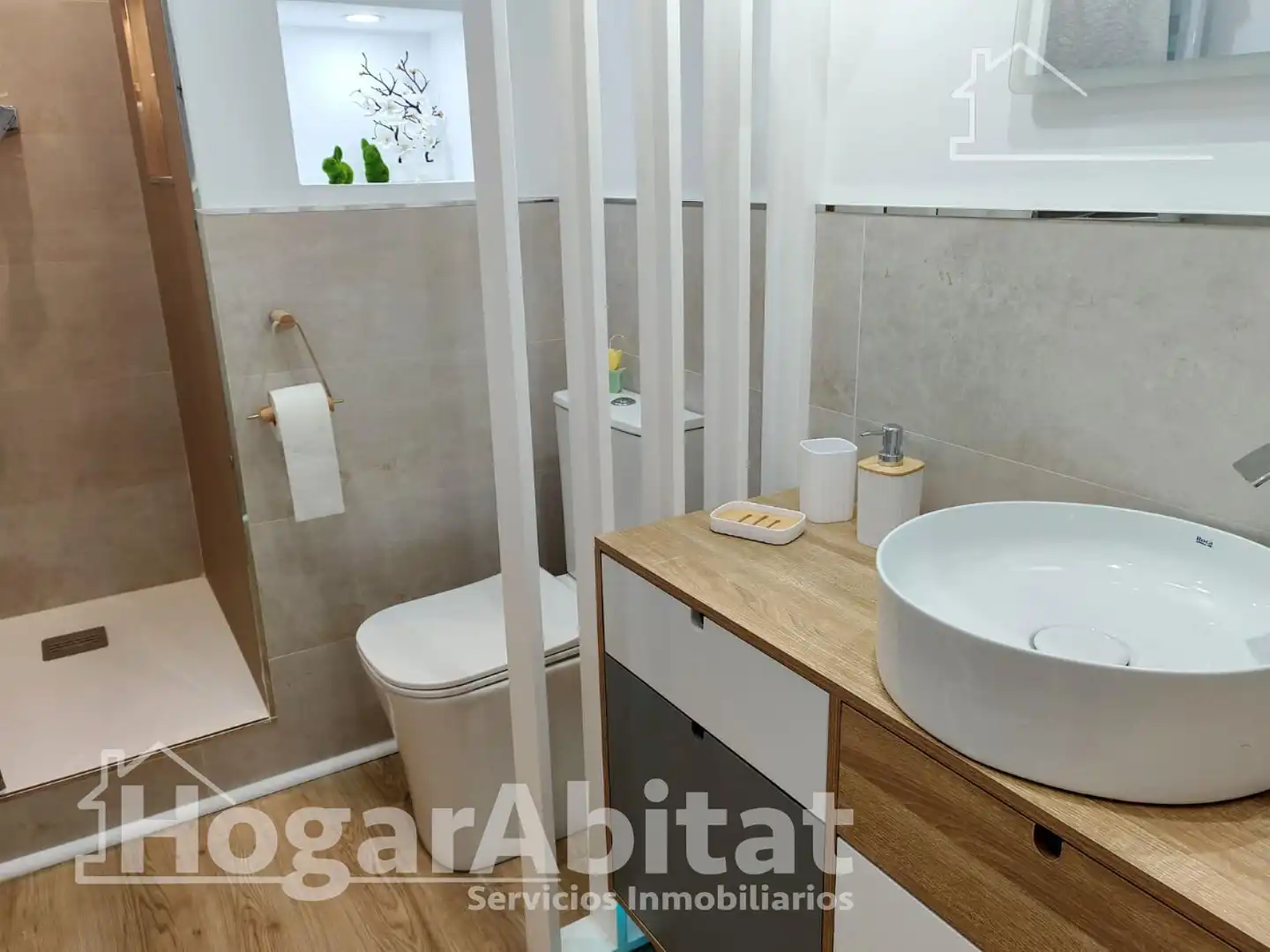Bathroom of Attic for sale in Picassent  with Parquet flooring, Terrace and Furnished