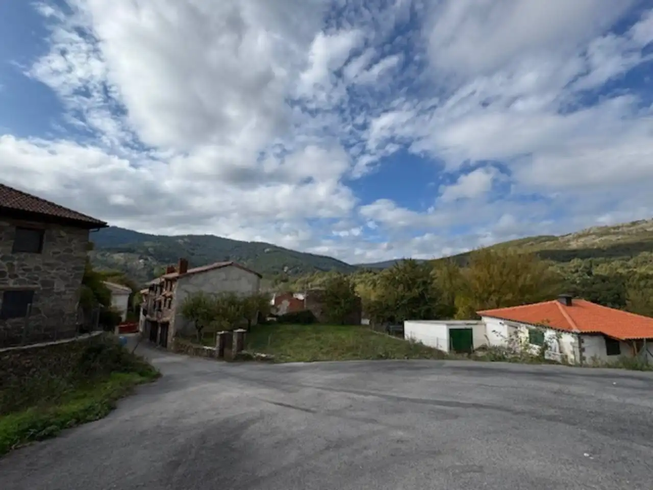 Vista exterior de Casa o xalet en venda en El Cardoso de la Sierra amb Calefacció i Moblat