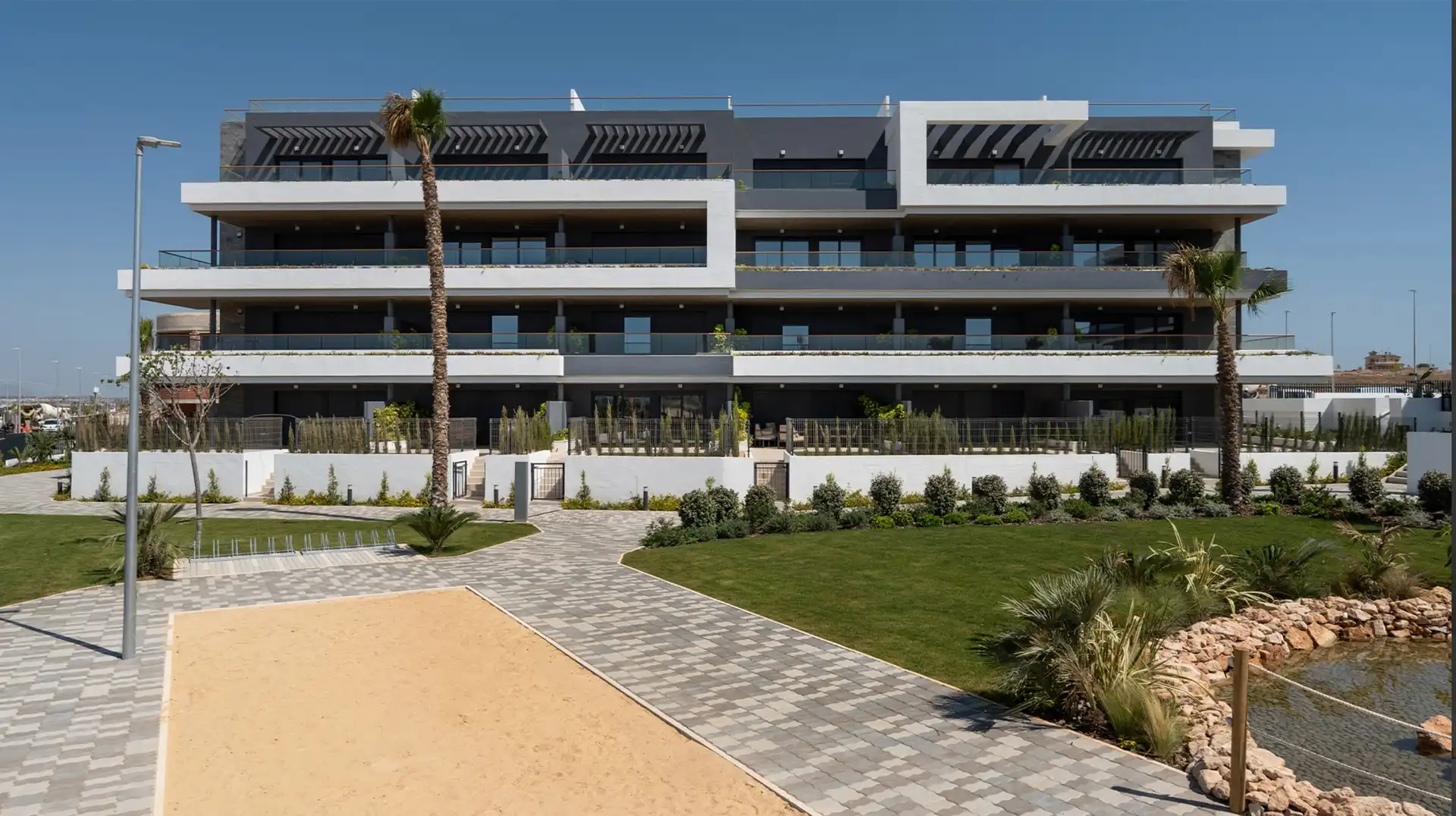 Vista exterior de Casa o xalet en venda en Torrevieja amb Aire condicionat, Terrassa i Piscina