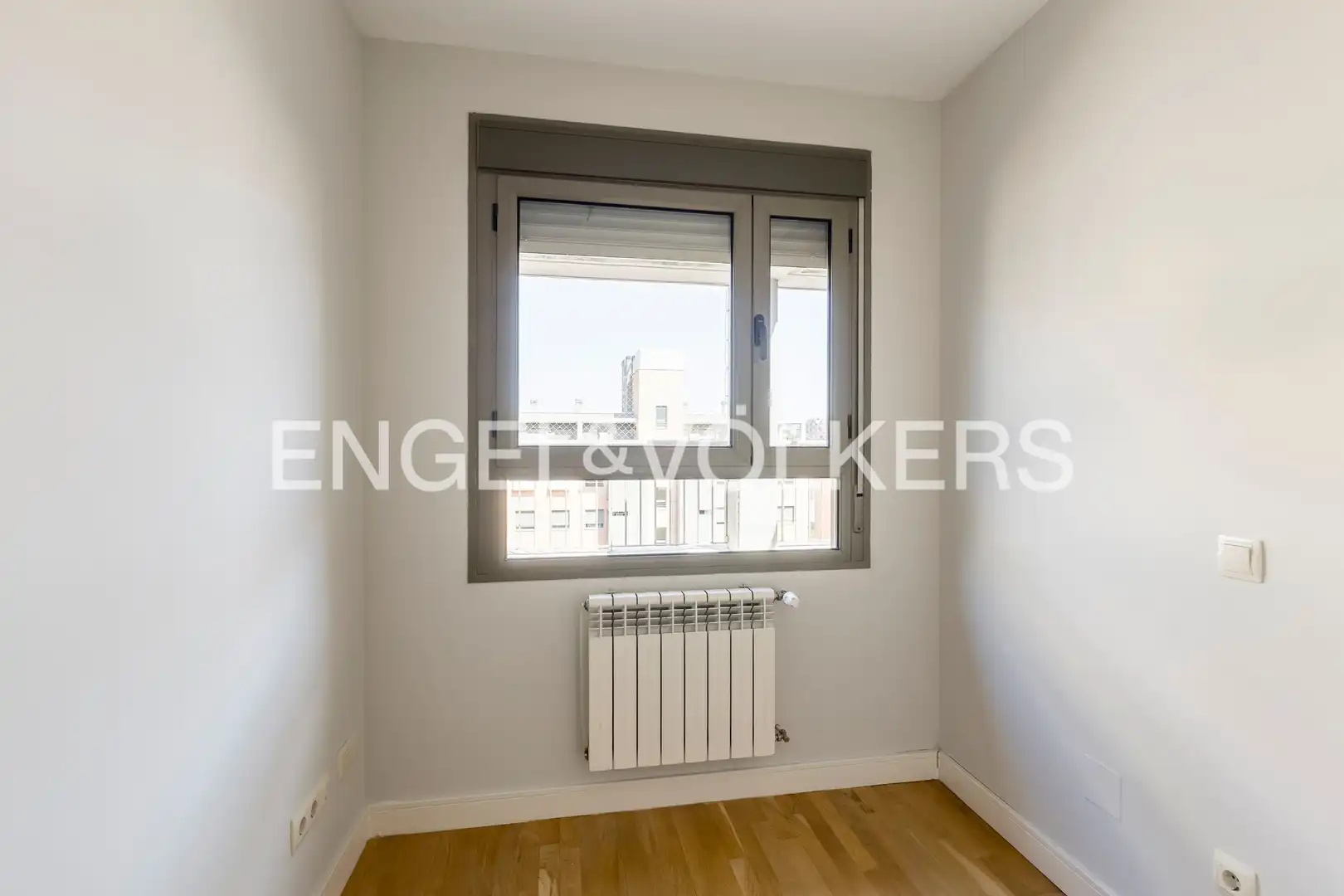 Schlafzimmer von Dachboden zur Miete in Madrid mit Klimaanlage, Heizung und Parkett