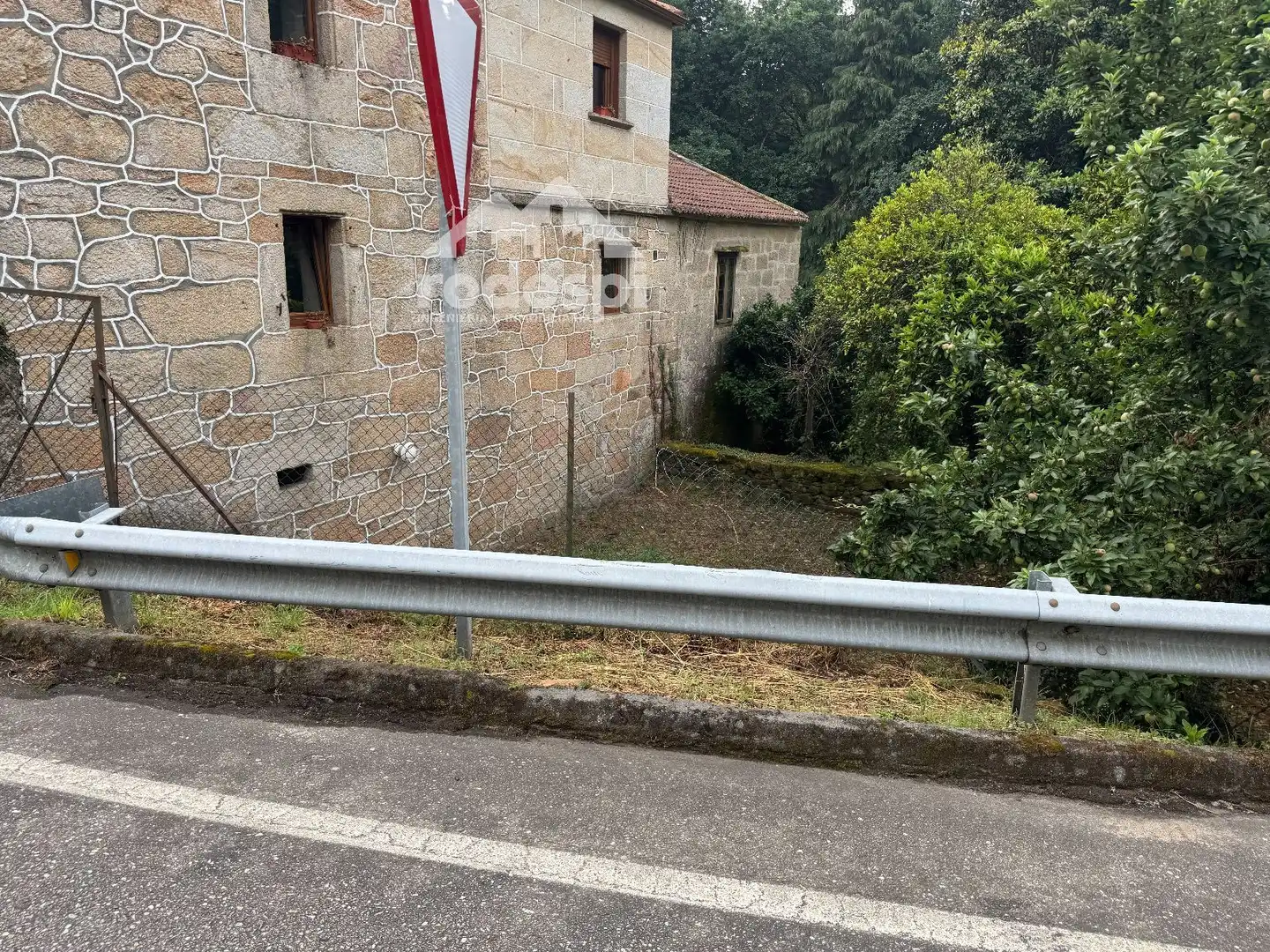 Außenansicht von Einfamilien-Reihenhaus zum Verkauf in Arbo mit Heizung, Abstellraum und Möbliert