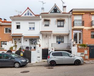 Vista exterior de Casa adosada en venda en Navalcarnero amb Terrassa i Balcó