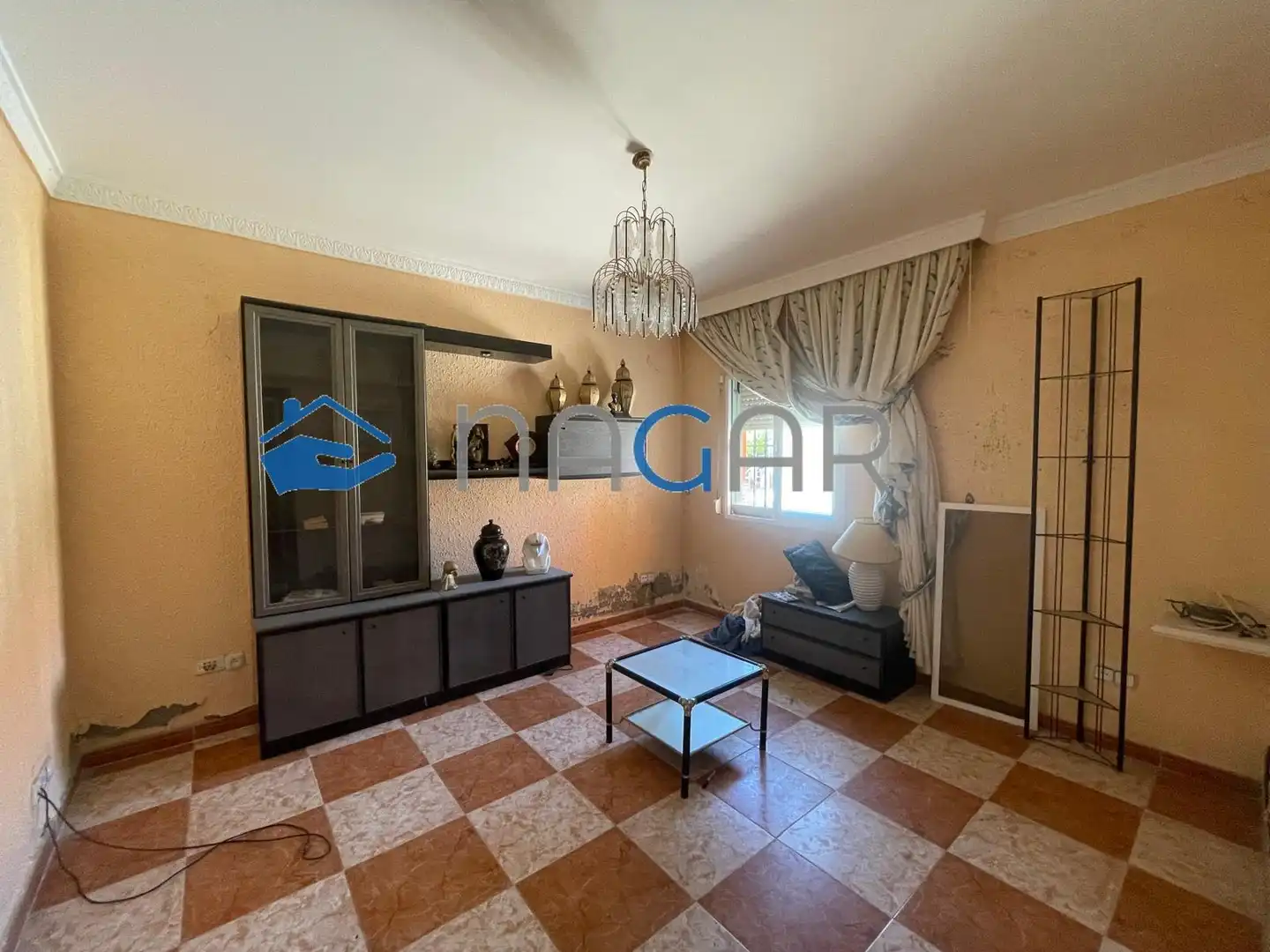 Wohnzimmer von Country house zum Verkauf in La Línea de la Concepción mit Privatgarten, Schwimmbad und Möbliert