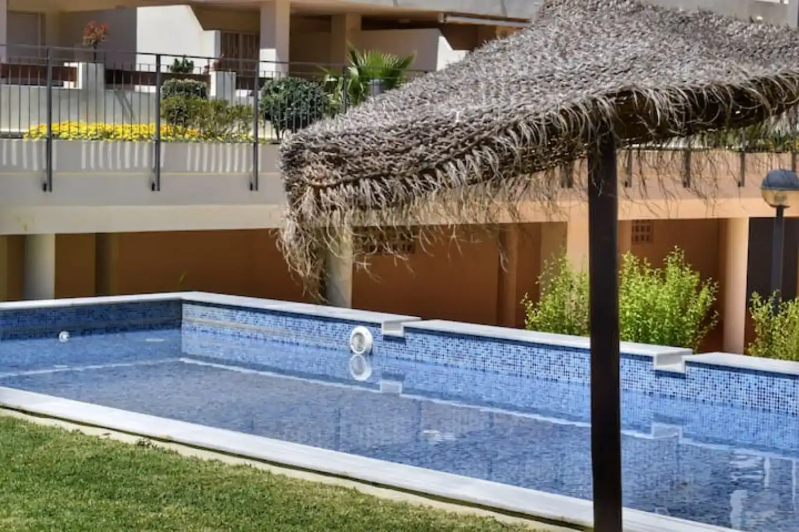Schwimmbecken von Wohnungen zur Miete in Roquetas de Mar mit Klimaanlage, Schwimmbad und Balkon
