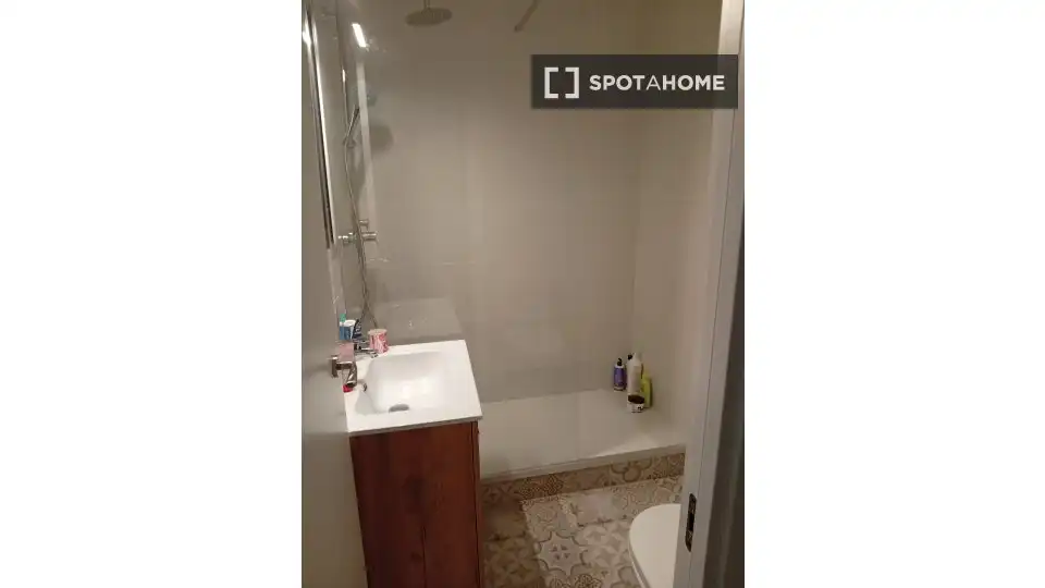 Badezimmer von Wohnung zur Miete in  Barcelona Capital mit Klimaanlage, Heizung und Möbliert