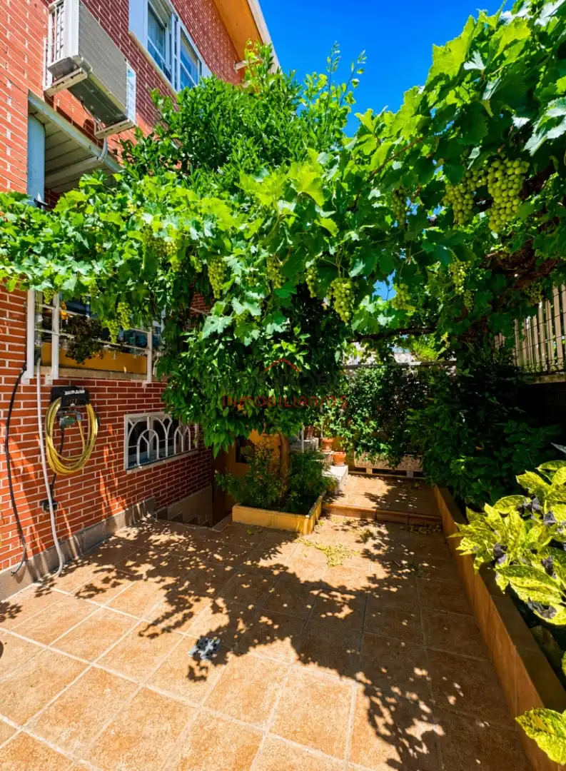 Jardí de Casa adosada en venda en Alcalá de Henares amb Aire condicionat, Calefacció i Jardí privat