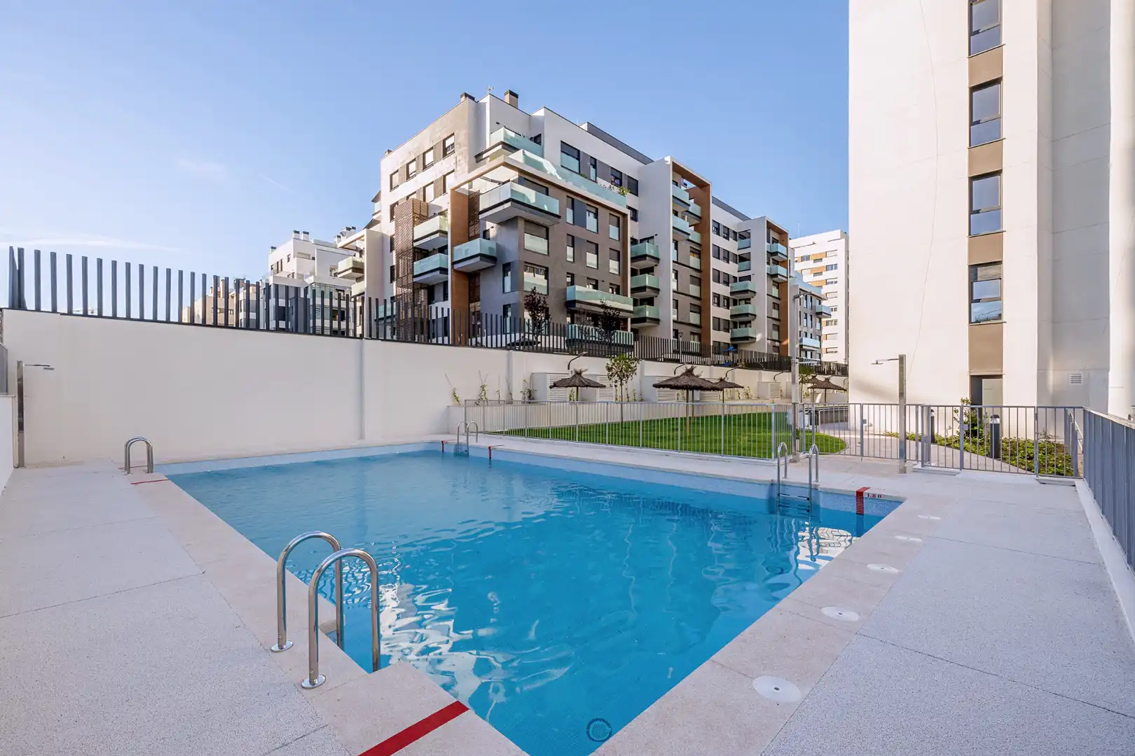 Piscina de Pis en venda en Madrid amb Aire condicionat, Terrassa i Traster