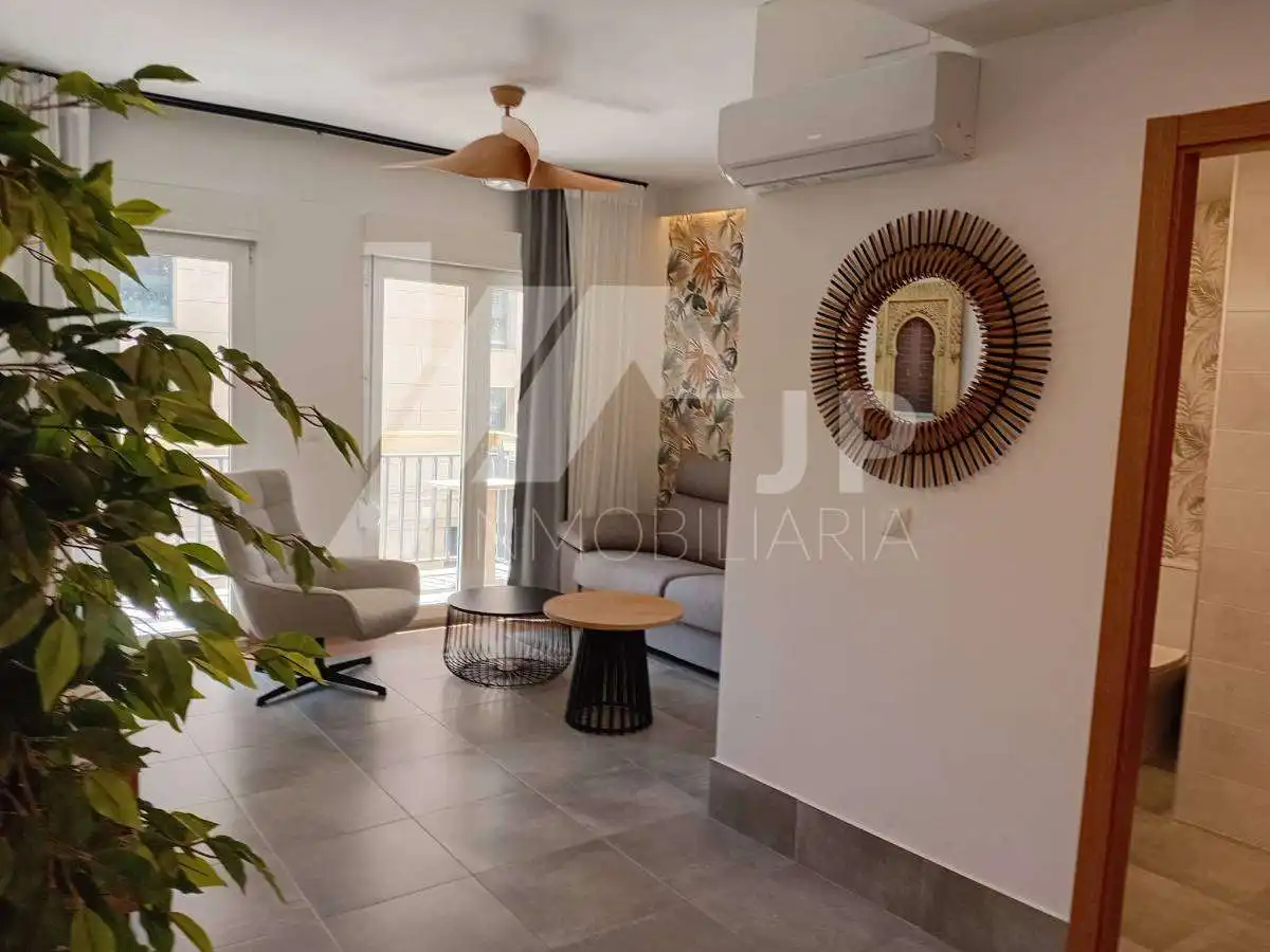 Living room of Flat for rent in Granada  with Air Conditioner, Heating and Parquet flooring