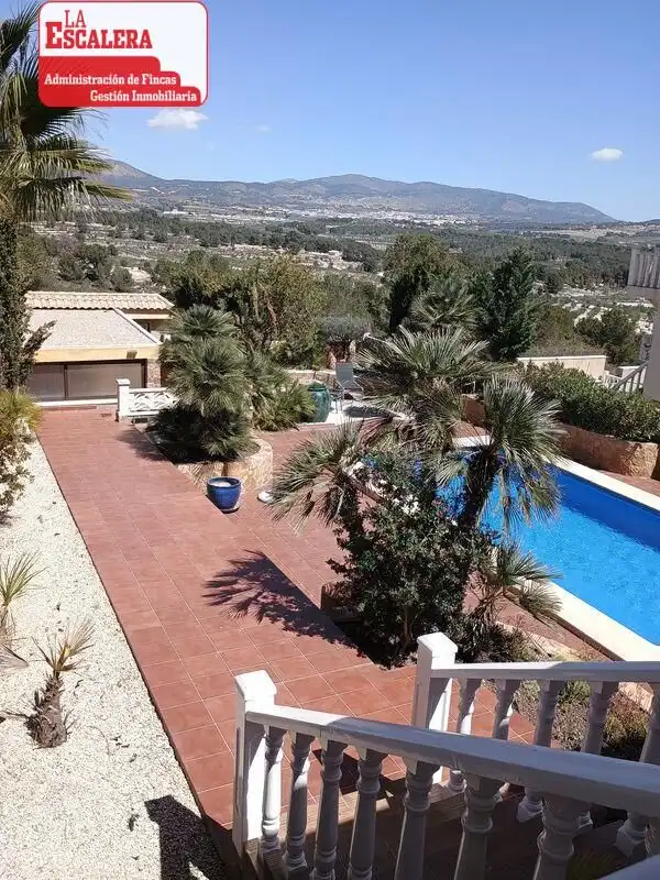 Piscina de Casa o chalet en venta en Castalla con Aire acondicionado, Calefacción y Jardín privado