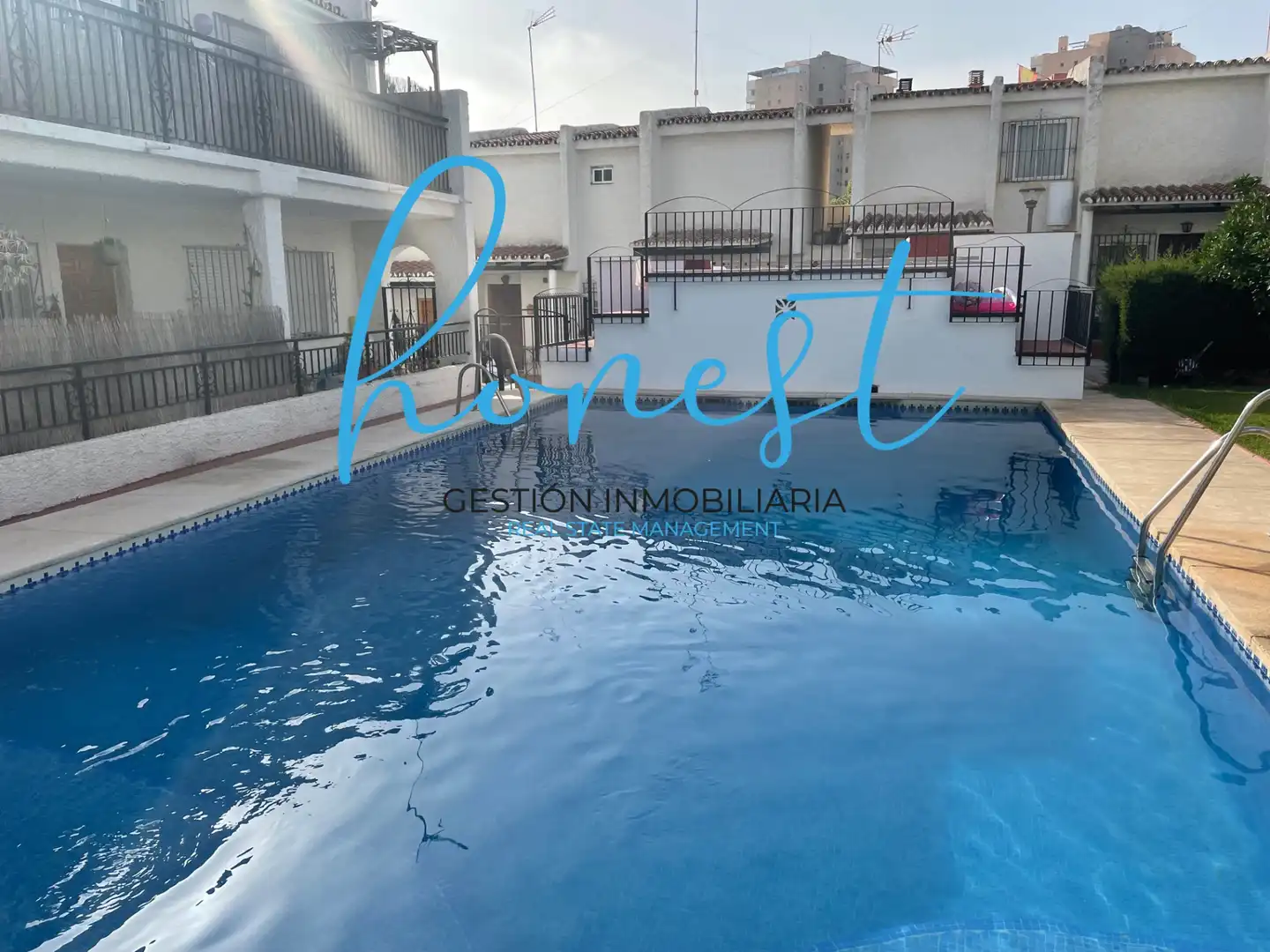Piscina de Casa adosada en venda en Torremolinos amb Aire condicionat, Terrassa i Moblat