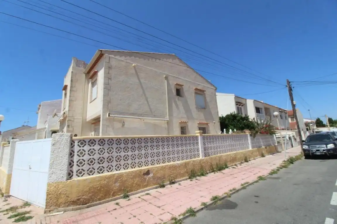 Vista exterior de Casa adosada en venta en Torrevieja con Aire acondicionado, Jardín privado y Terraza