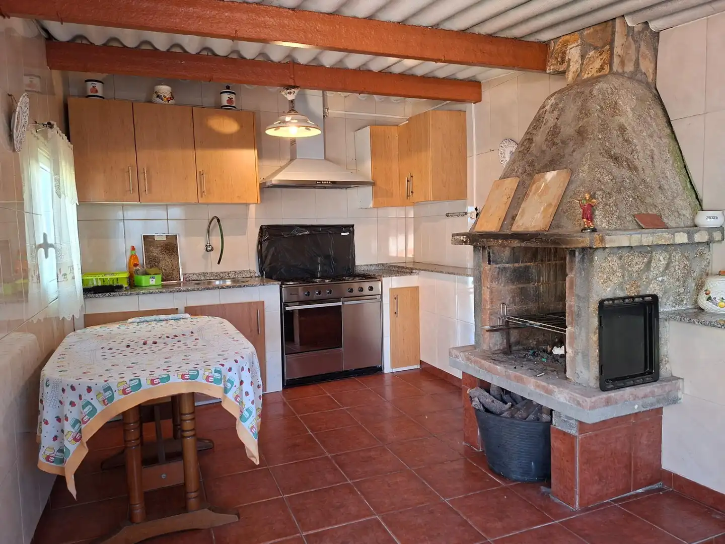 Cuina de Casa o xalet en venda en Vilagarcía de Arousa amb Calefacció, Jardí privat i Terrassa