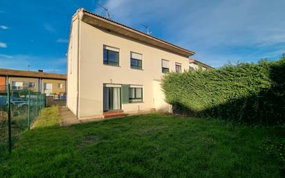 Vista exterior de Casa adosada en venda en Ibeas de Juarros amb Calefacció, Jardí privat i Parquet