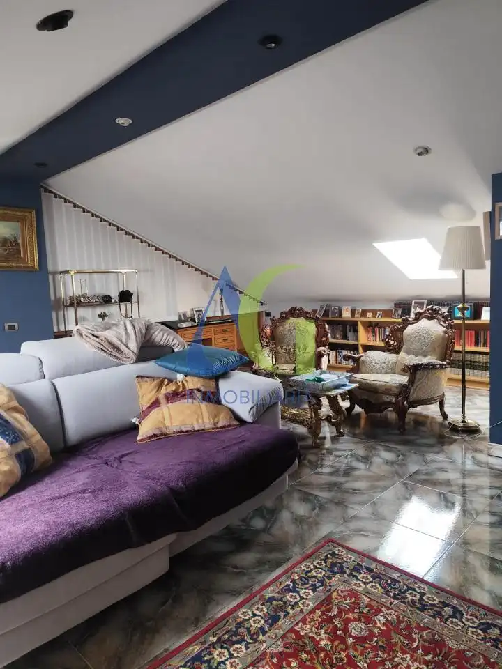 Sala d'estar de Casa o xalet en venda en Villaquilambre amb Calefacció, Jardí privat i Parquet