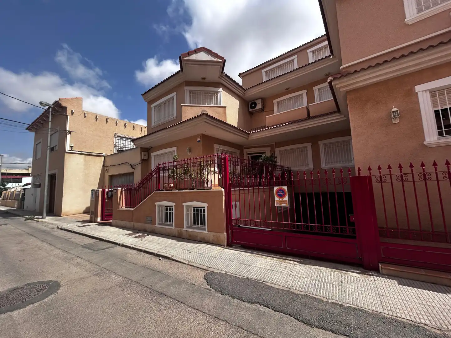 Vista exterior de Casa adosada en venda en Cartagena amb Terrassa i Moblat