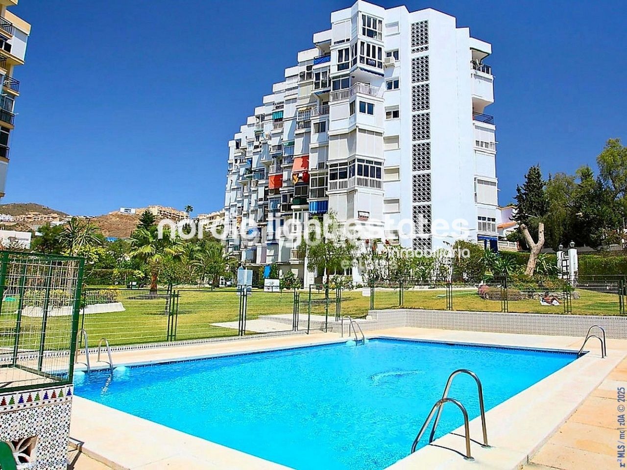 Vista exterior de Pis en venda en Rincón de la Victoria amb Piscina i Moblat