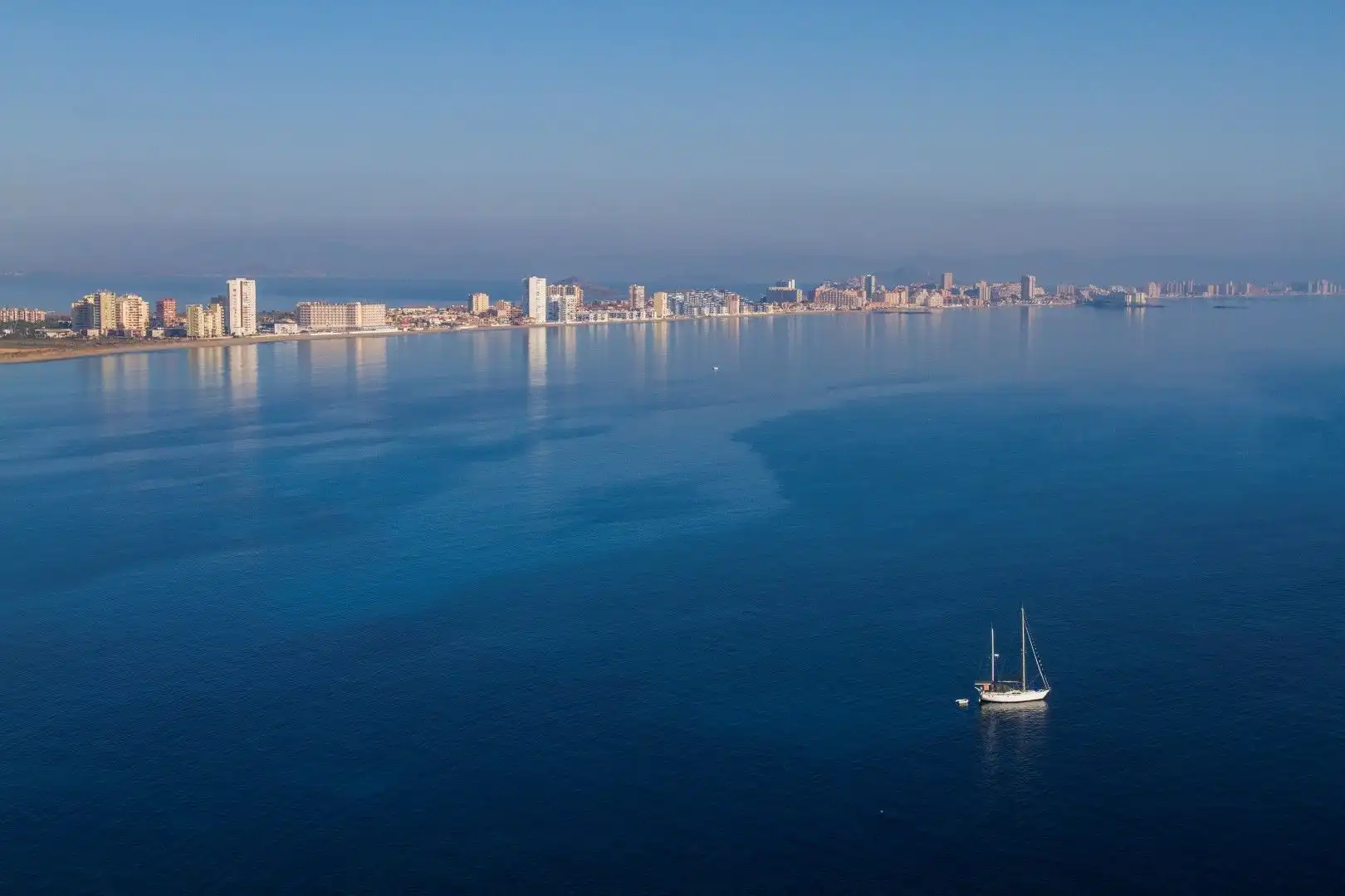Außenansicht von Wohnungen zum Verkauf in Cartagena mit Klimaanlage, Heizung und Privatgarten