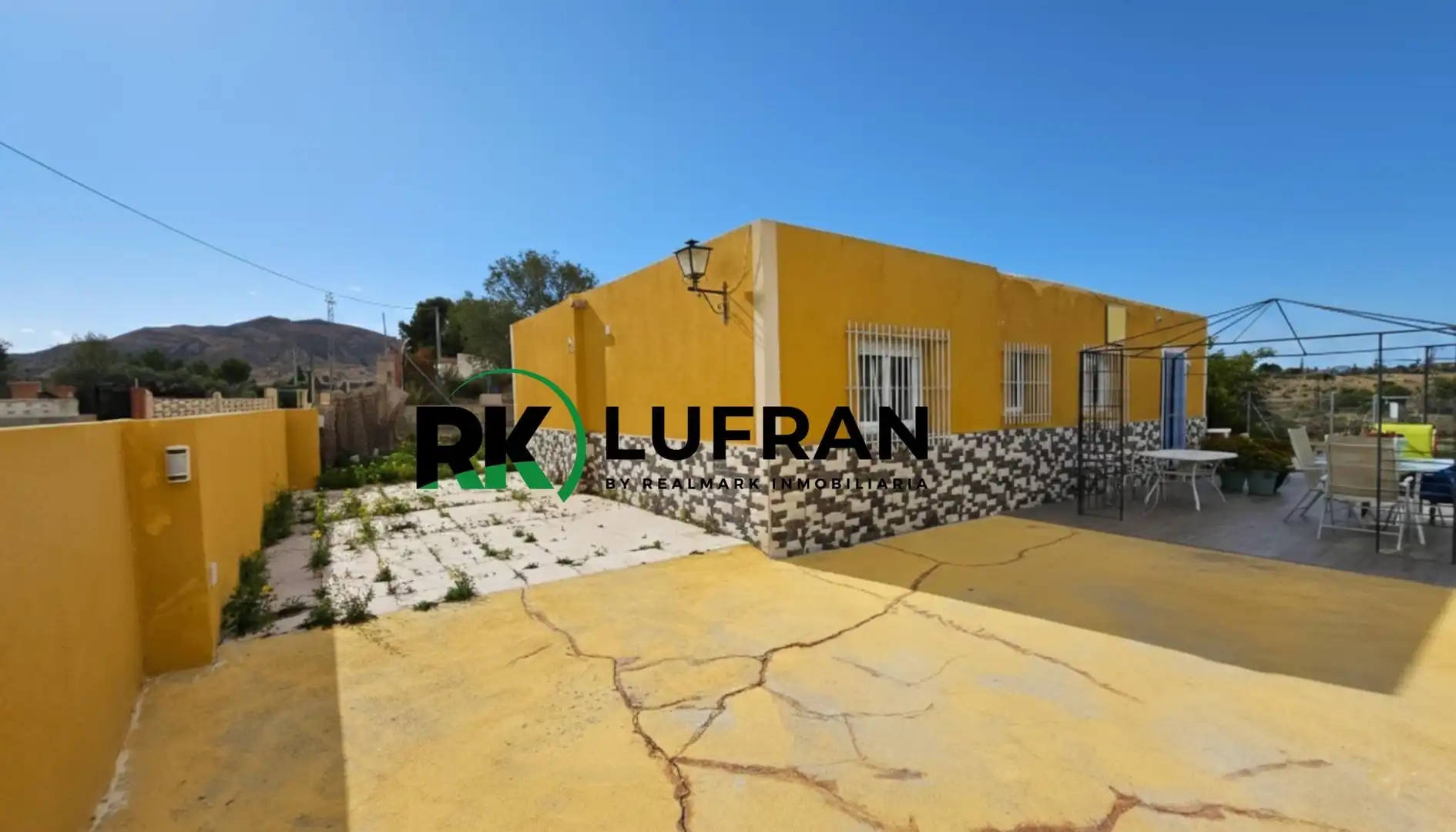 Vista exterior de Casa o chalet en venta en Alicante / Alacant con Jardín privado y Piscina