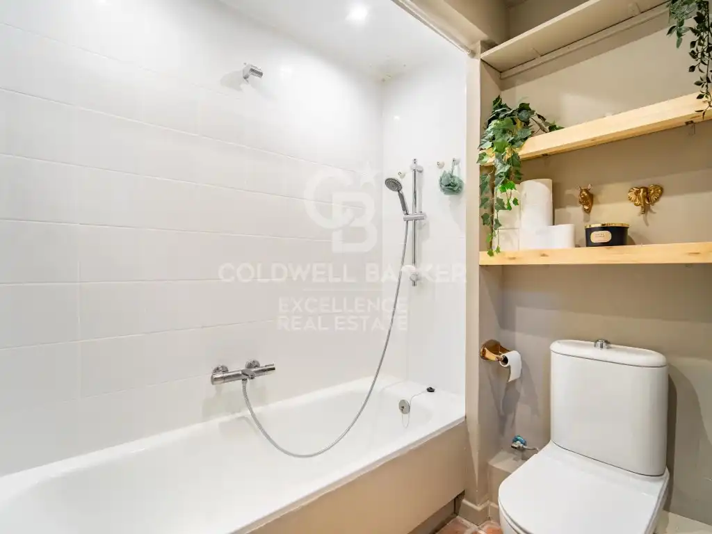 Bathroom of Flat for sale in Valencia  with Air Conditioner, Heating and Oven