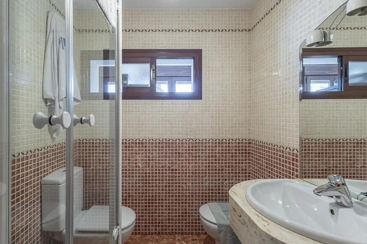 Baño de Casa o chalet en venta en Granada con Aire acondicionado, Calefacción y Jardín privado