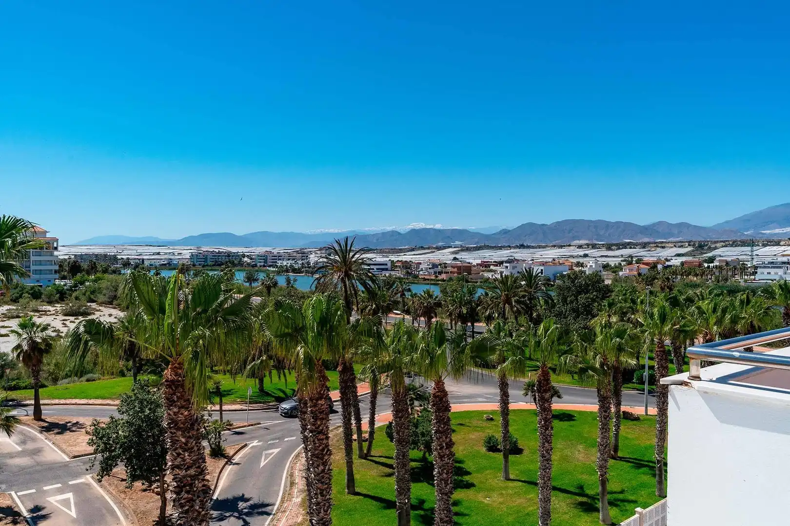 Vista exterior de Àtic en venda en El Ejido amb Terrassa i Piscina comunitària