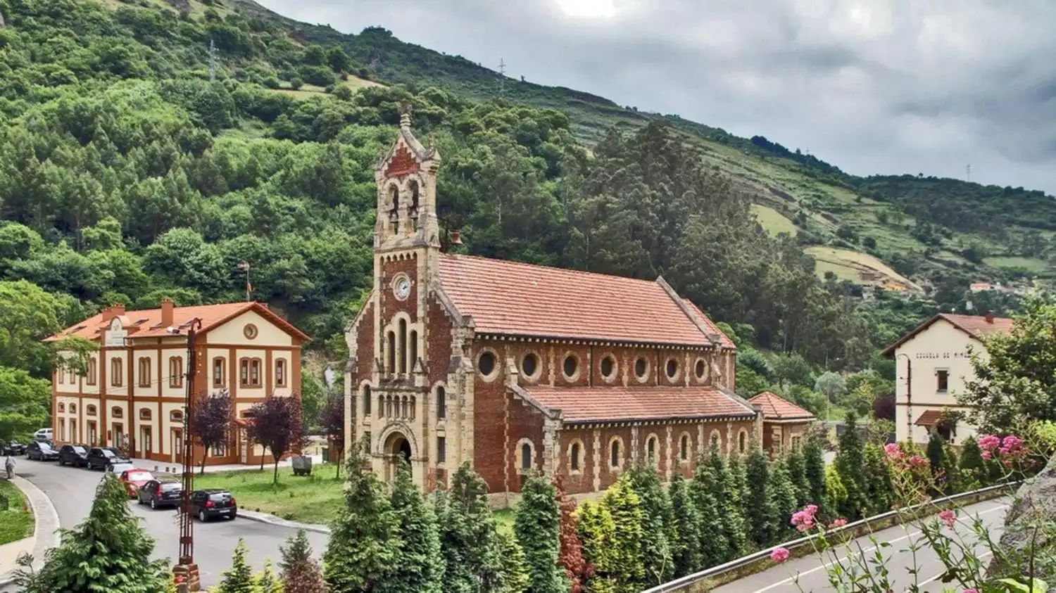 Vista exterior de Casa o xalet en venda en Mieres (Asturias) amb Piscina