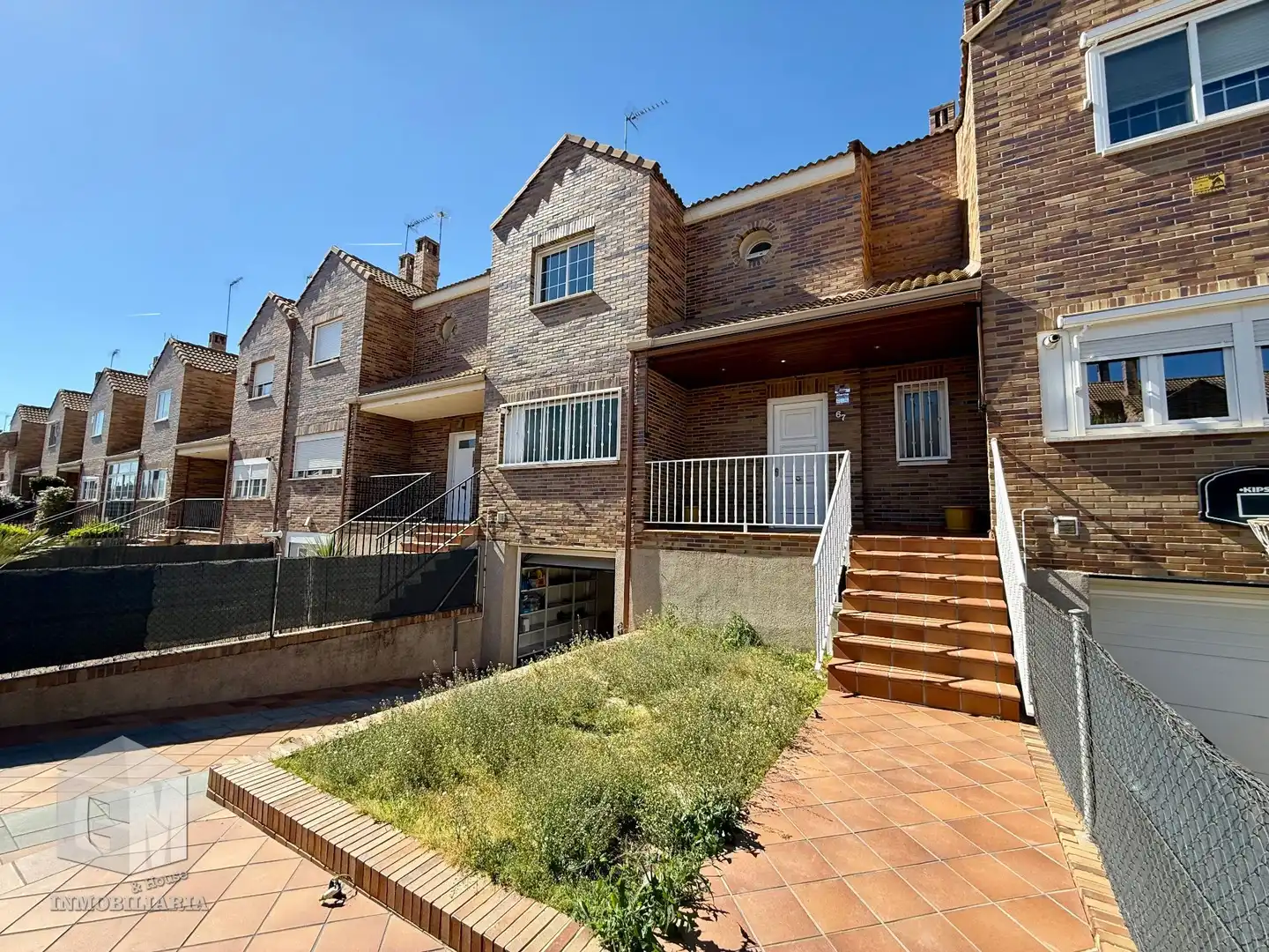 Vista exterior de Casa adosada en venta en Arroyomolinos (Madrid) con Calefacción, Jardín privado y Terraza