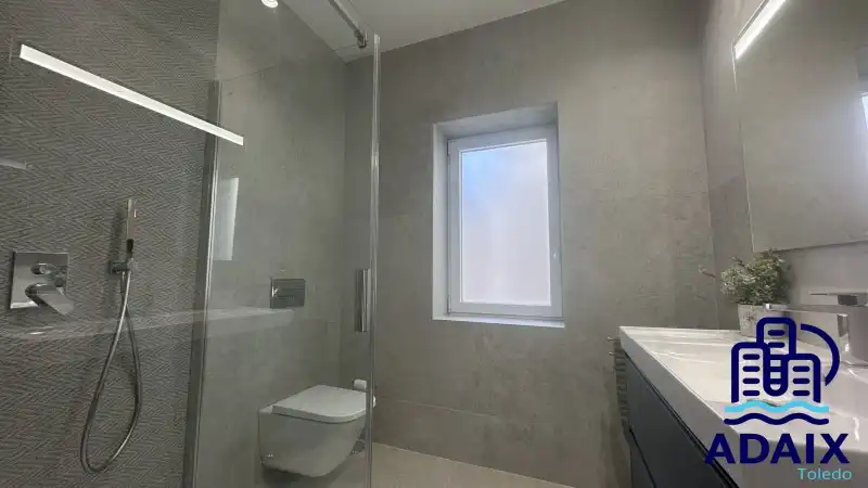 Bathroom of Flat for rent in Toledo  with Air Conditioner, Heating and Furnished