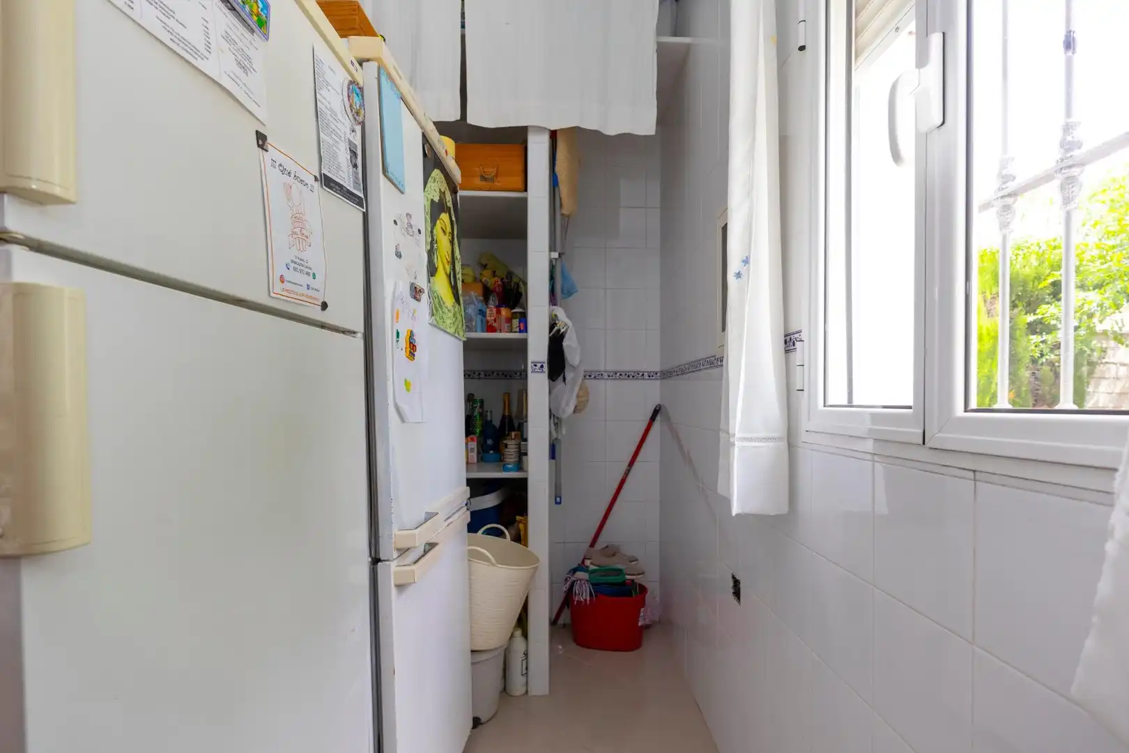 Cuina de Casa o xalet en venda en Sanlúcar la Mayor amb Jardí privat, Traster i Piscina